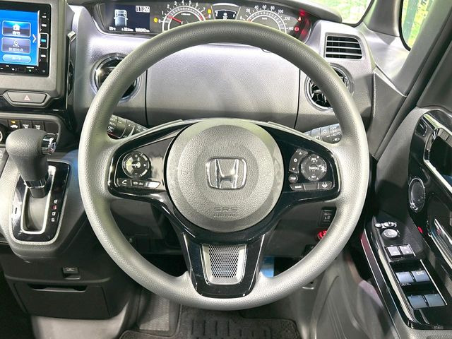 【アダプティブクルーズコントロール】高速道路での長距離走行が楽に!!自動で速度を保つクルーズコントロールが、衝突軽減システムと連携し、前方の車両を感知して車間を保つように速度調節してくれます!!