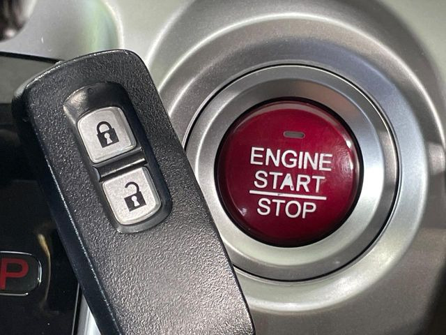 �yHonda�X�}�[�g�L�[�z�J�o����|�P�b�g�ɓ��ꂽ�܂܂ł��h�A�̎{���E�������\�ȃX�}�[�g�L�[�𑕔��B�G���W���̃I���E�I�t�����J�M�����o���K�v����������Ƃ��Ă��֗��ł���