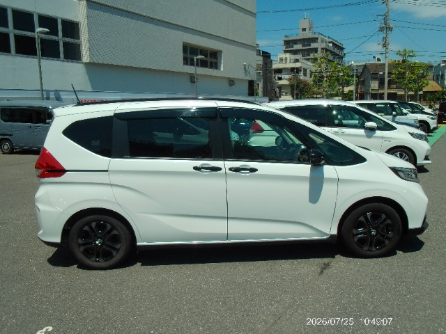 フリード1.5 クロスター ブラックスタイル