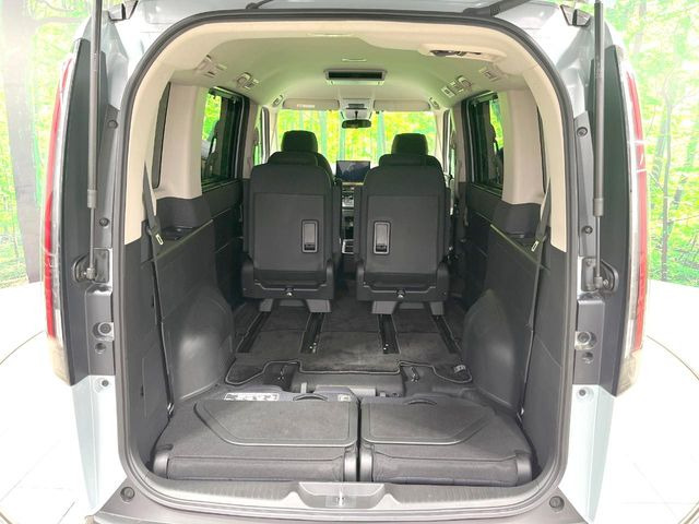 普段のお買い物や通勤、送迎等に十分な荷室スペースを確保しております。セカンドシートを倒すと、大きな荷物の積載も可能です♪