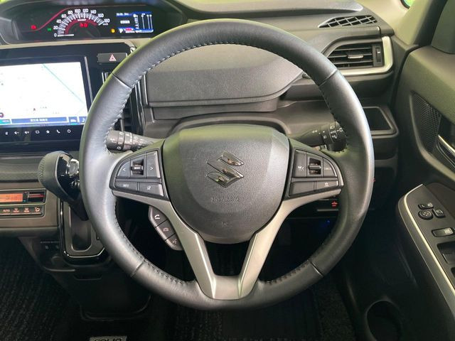 �C���e���A�ɍ��킹���f�U�C���̃X�e�A�����O�́A�^�]�������̂��Ƃ��l���A�^�]���₷���`��A�傫���ł��B�����x�A���ۂɐG���Ă��m���߂��������B