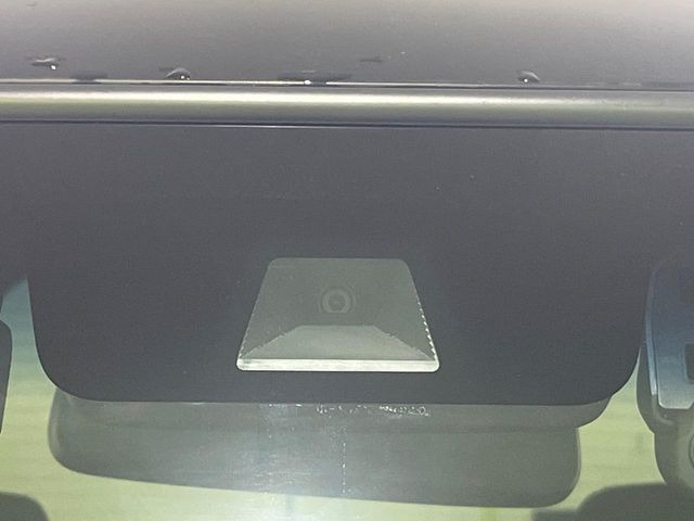 【ホンダセンシング】走行中に前方の車両等を認識し、衝突しそうな時は警報とブレーキで衝突回避と被害軽減をアシスト。より安全にドライブをお楽しみいただけます。