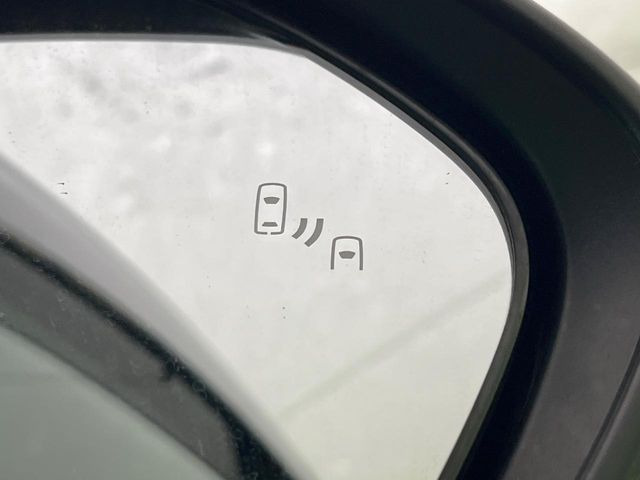 【ブラインドスポットモニター】走行中、ドアミラーの死角になりやすい箇所に後続車が接近するとサイドミラーのレンズに警告を表示!ドライバーに注意喚起をしてくれます。
