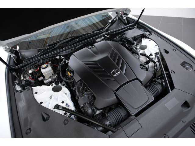 5.0L V�^8�C��DOHC�A477ps/55.1kgm�A�S��&times;�S��&times;�S��mm 4770&times;1920&times;1350mm�A�ԗ��d�� 2050kg