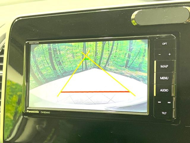 【バックカメラ】駐車時に後方がリアルタイム映像で確認できます。大型商業施設や立体駐車場での駐車時や、夜間のバック時に大活躍!運転スキルに関わらず、今や必須となった装備のひとつです!