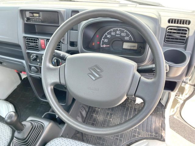 �C���e���A�ɍ��킹���f�U�C���̃X�e�A�����O�́A�^�]�������̂��Ƃ��l���A�^�]���₷���`��A�傫���ł��B�����x�A���ۂɐG���Ă��m���߂��������B