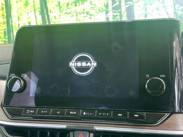 【メーカー純正ナビ】インテリアに溶け込むスタイリッシュな「専用設計」メーカーナビを装備♪視認性や操作性など基本性能にも優れ、より上質なカーライフをお楽しみいただけます。