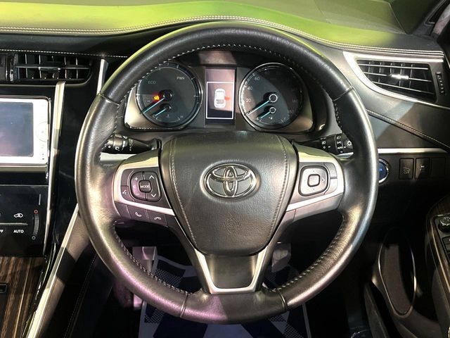 �C���e���A�ɍ��킹���f�U�C���̃X�e�A�����O�́A�^�]�������̂��Ƃ��l���A�^�]���₷���`��A�傫���ł��B�����x�A���ۂɐG���Ă��m���߂��������B