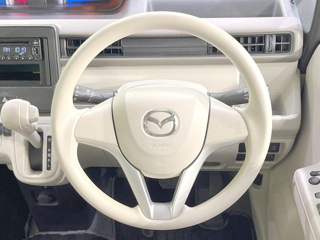 �C���e���A�ɍ��킹���f�U�C���̃X�e�A�����O�́A�^�]�������̂��Ƃ��l���A�^�]���₷���`��A�傫���ł��B�����x�A���ۂɐG���Ă��m���߂��������B