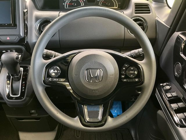 �y�z���_�Z���V���O�z���s���ɑO���̎ԗ�����F�����A�Փ˂������Ȏ��͌x��ƃu���[�L�ŏՓˉ���Ɣ�Q�y�����A�V�X�g�B�����S�Ƀh���C�u�����y���݂��������܂��B