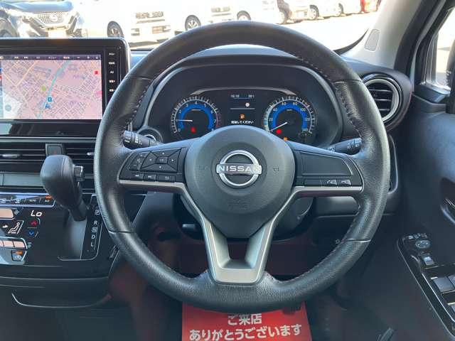 ステアリングもスベスベできれいです!ステアリングスイッチ付いています♪