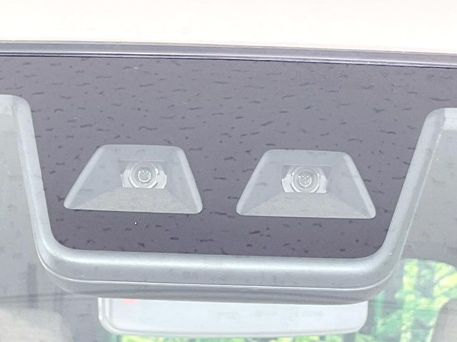 【スマートアシスト】走行中に前方の車両等を認識し、衝突しそうな時は警報とブレーキで衝突回避と被害軽減をアシスト。より安全にドライブをお楽しみいただけます。