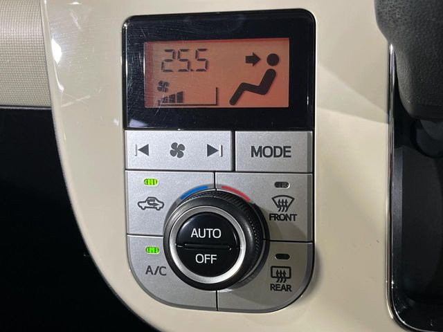 【オートエアコン】一度お好みの温度に設定すれば、車内の温度を検知し風量や温度を自動で調整。暑い&hellip;寒い&hellip;と何度もスイッチ操作をする必要はありません。快適な車内空間には必須の機能ですね♪