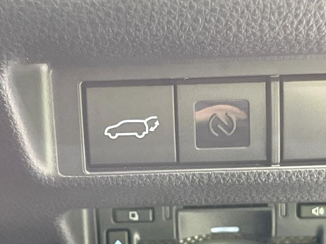 【パワーバックドア】スマートキーや運転席のボタンを押すだけでリアゲートが自動で開閉します!荷物を持っている時や、高い位置にあるバックドアを閉める際に便利な機能です♪