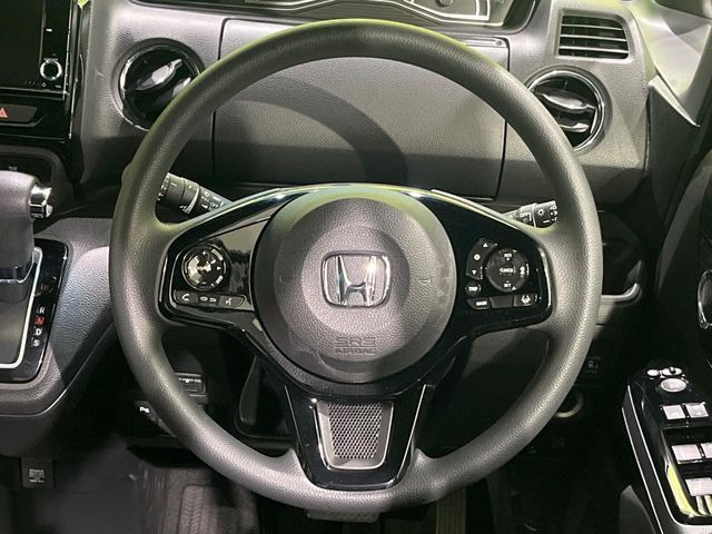 【ステアリングスイッチ】運転中、前方から目線をそらすことなく、オーディオ等の操作が可能な便利機能!安心&快適なドライブを演出してくれます♪