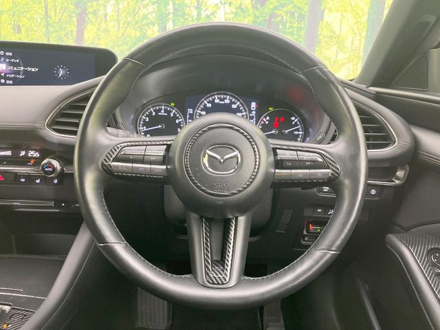 �C���e���A�ɍ��킹���f�U�C���̃X�e�A�����O�́A�^�]�������̂��Ƃ��l���A�^�]���₷���`��A�傫���ł��B�����x�A���ۂɐG���Ă��m���߂��������B