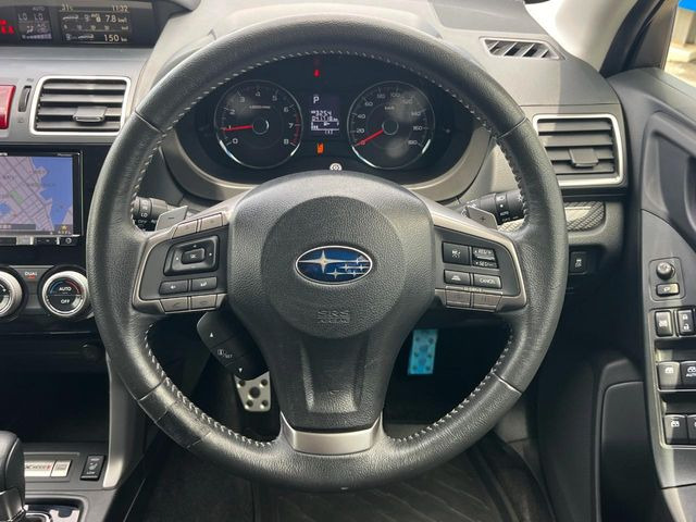 �C���e���A�ɍ��킹���f�U�C���̃X�e�A�����O�́A�^�]�������̂��Ƃ��l���A�^�]���₷���`��A�傫���ł��B�����x�A���ۂɐG���Ă��m���߂��������B
