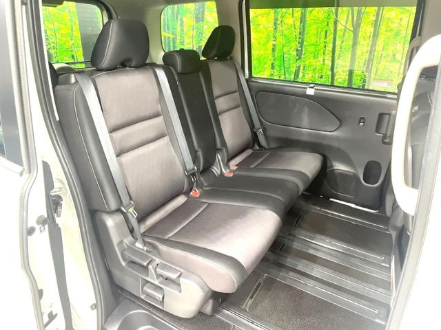 セカンドシートは中央部が可動式となっており、スライドすれば通路スペースが登場!前後の移動がとっても簡単です♪もちろん、8名乗車時も快適な座り心地のシートとなっています♪