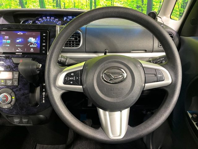 インテリアに合わせたデザインのステアリングは、運転される方のことも考え、運転しやすい形状、大きさです。是非一度、実際に触ってお確かめください。