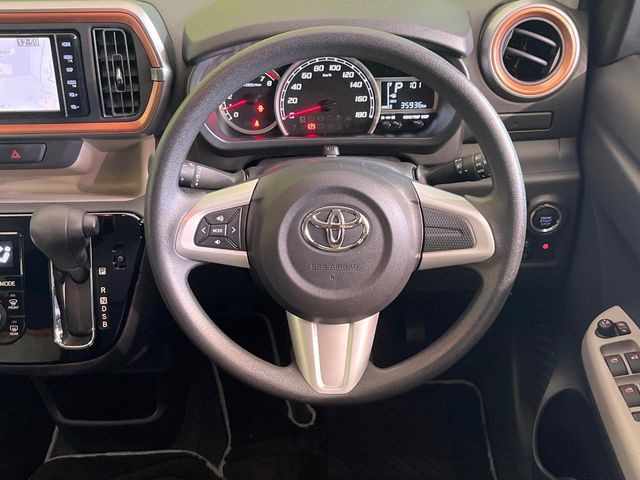 �C���e���A�ɍ��킹���f�U�C���̃X�e�A�����O�́A�^�]�������̂��Ƃ��l���A�^�]���₷���`��A�傫���ł��B�����x�A���ۂɐG���Ă��m���߂��������B