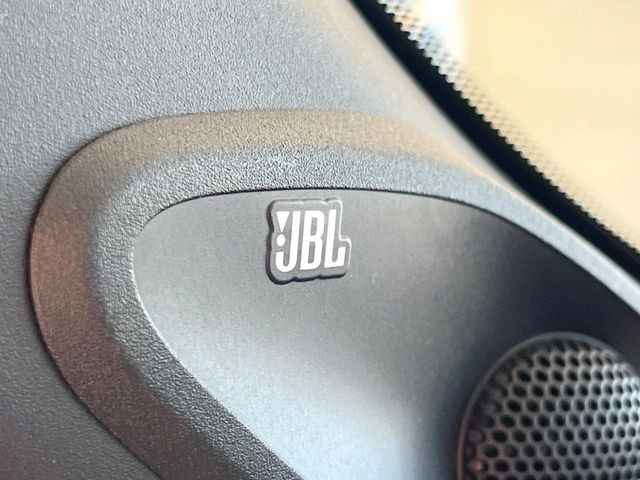 �yJBL�T�E���h�V�X�e���z���[�J�[�I�v�V�����̍��i�ʃT�E���h�V�X�e���𓋍ځB��p�̃`���[�j���O���{���ꂽ�召�l�X�ȃX�s�[�J�[����ǎ��ȃT�E���h���t�ł��A�Տꊴ���ӂ�鉹����Ԃ����o���܂��B