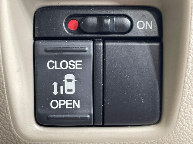 【パワースライドドア】スマートキーや運転席のスイッチでスライドドアの開閉が可能♪電動だから力を入れてドアを開ける必要が無く、小さいお子様でも、重い荷物を持っている時もラクに開け閉めできます♪