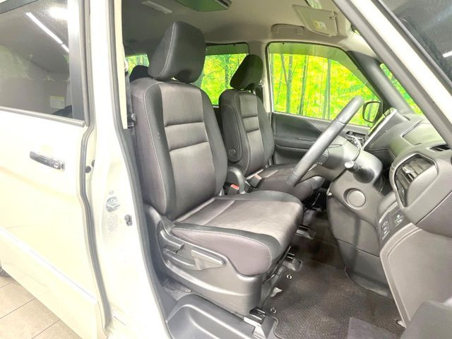 運転席シート廻りは使用感も少なく、良好な状態となっています。丁寧に使われていたことがよくわかりますね。