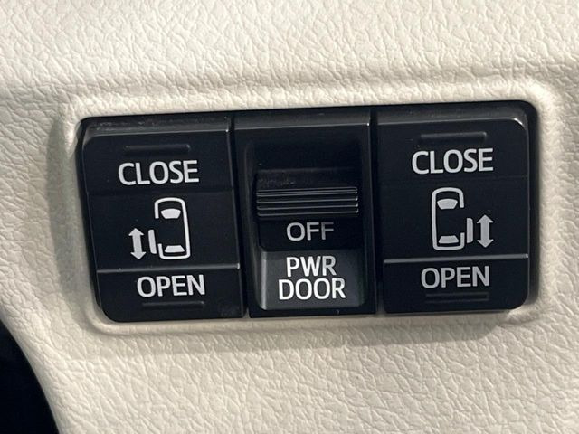 【両側パワースライドドア】スマートキーや運転席のスイッチで後席両側スライドドアの開閉が可能♪電動だから力を入れてドアを開ける必要が無く、小さなお子様でも簡単に開け閉めでき快適です♪