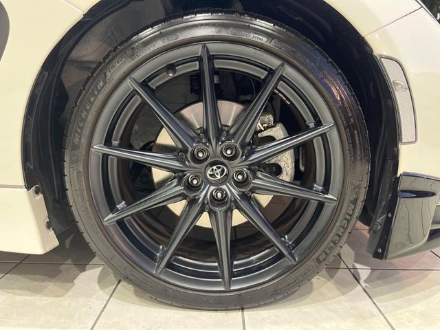 �y����18�C���`�A���~�z�C�[���z�O�ςɃ}�b�`���������A���~�z�C�[���𑕒����Ă���܂��B�e��ЊO�A���~�z�C�[����A�X�^�b�h���X�^�C�����戵�����Ă���܂��B���񂲑��k����������