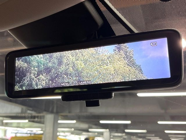 【インテリジェントルームミラー】後席の大きな荷物や同乗者で後方が確認しづらい時でも安心!カメラが撮影した車両後方の映像をルームミラー内に表示。クリアな視界で状況の確認が可能です!