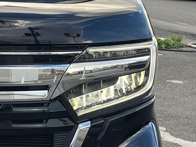 【LEDヘッドライト】悪天候や夜間走行時も良好な視界を確保し安心して運転できる高輝度LEDヘッドライトを装備!点灯速度が早く、消費電力も抑えられています。