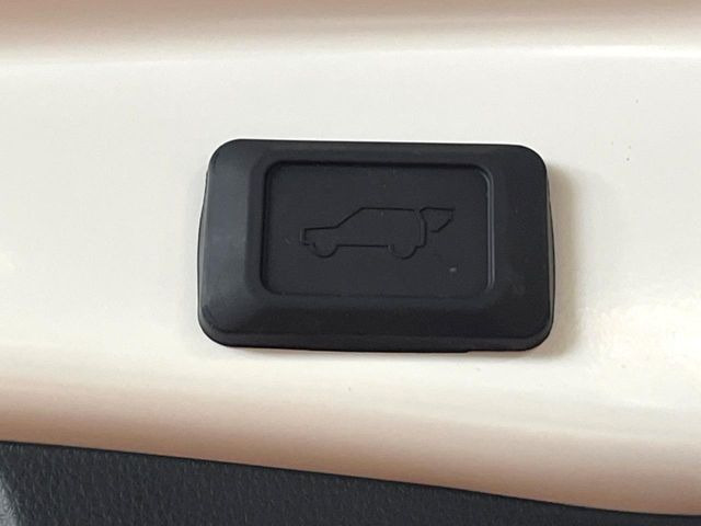 【パワーバックドア】スマートキーや運転席のボタンを押すだけでリアゲートが自動で開閉します!荷物を持っている時や、高い位置にあるバックドアを閉める際に便利な機能です♪
