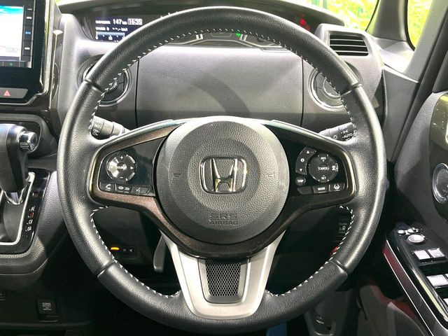 【純正革巻きステアリング】上質な革を使用することで、手にしっかり馴染みとても運転しやすいハンドルです♪