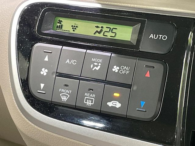 【オートエアコン】一度お好みの温度に設定すれば、車内の温度を検知し風量や温度を自動で調整。暑い&hellip;寒い&hellip;と何度もスイッチ操作をする必要はありません。快適な車内空間には必須の機能ですね♪