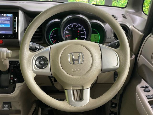 インテリアに合わせたデザインのステアリングは、運転される方のことも考え、運転しやすい形状、大きさです。是非一度、実際に触ってお確かめください。