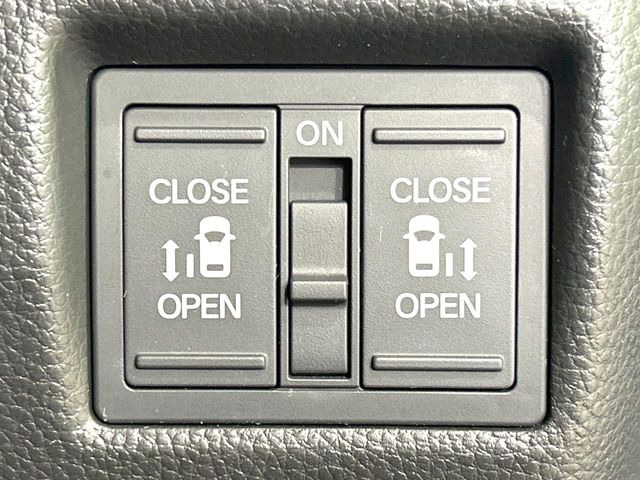 【両側パワースライドドア】スマートキーや運転席のスイッチで後席両側スライドドアの開閉が可能♪電動だから力を入れてドアを開ける必要が無く、小さなお子様でも簡単に開け閉めでき快適です♪