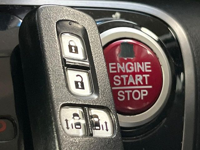 �yHonda�X�}�[�g�L�[�z�J�o����|�P�b�g�ɓ��ꂽ�܂܂ł��h�A�̎{���E�������\�ȃX�}�[�g�L�[�𑕔��B�G���W���̃I���E�I�t�����J�M�����o���K�v����������Ƃ��Ă��֗��ł���