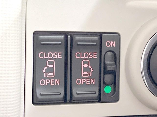 【両側パワースライドドア】スマートキーや運転席のスイッチで後席両側スライドドアの開閉が可能♪電動だから力を入れてドアを開ける必要が無く、小さなお子様でも簡単に開け閉めでき快適です♪