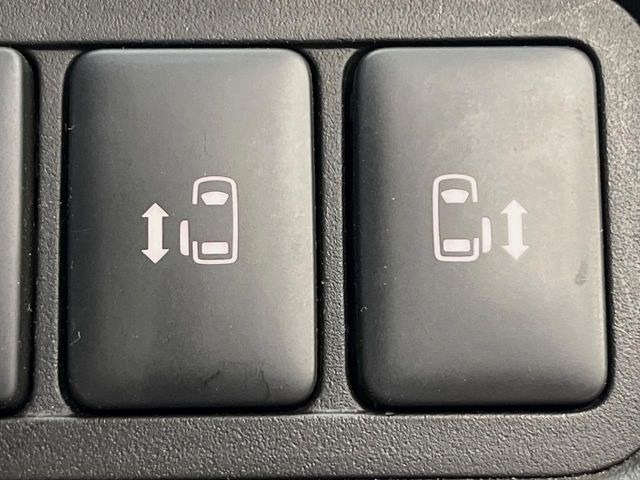 【両側パワースライドドア】スマートキーや運転席のスイッチで後席両側スライドドアの開閉が可能♪電動だから力を入れてドアを開ける必要が無く、小さなお子様でも簡単に開け閉めでき快適です♪