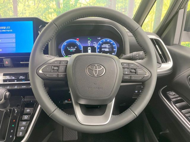 �C���e���A�ɍ��킹���f�U�C���̃X�e�A�����O�́A�^�]�������̂��Ƃ��l���A�^�]���₷���`��A�傫���ł��B�����x�A���ۂɐG���Ă��m���߂��������B