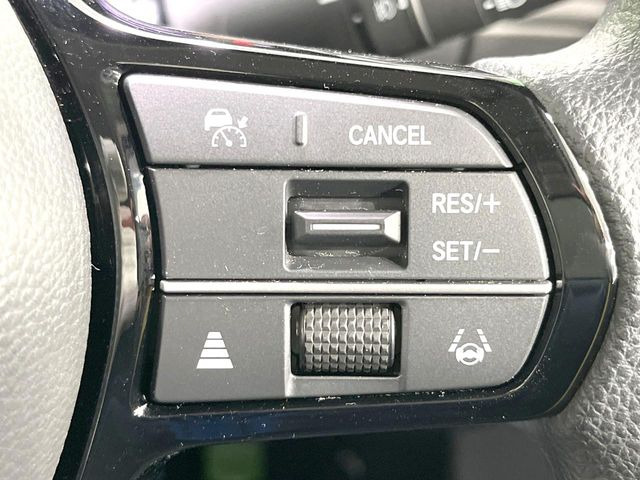 【ホンダセンシング】走行中に前方の車両等を認識し、衝突しそうな時は警報とブレーキで衝突回避と被害軽減をアシスト。より安全にドライブをお楽しみいただけます。