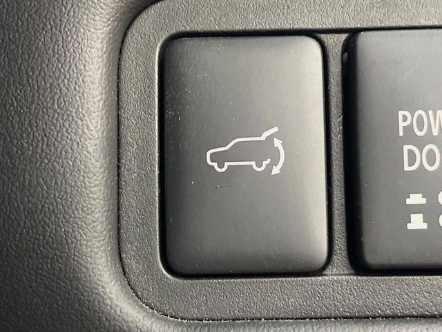 【パワーバックドア】スマートキーや運転席のボタンを押すだけでリアゲートが自動で開閉します!荷物を持っている時や、高い位置にあるバックドアを閉める際に便利な機能です♪