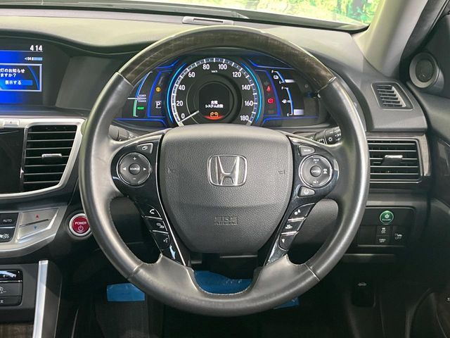 �C���e���A�ɍ��킹���f�U�C���̃X�e�A�����O�́A�^�]�������̂��Ƃ��l���A�^�]���₷���`��A�傫���ł��B�����x�A���ۂɐG���Ă��m���߂��������B