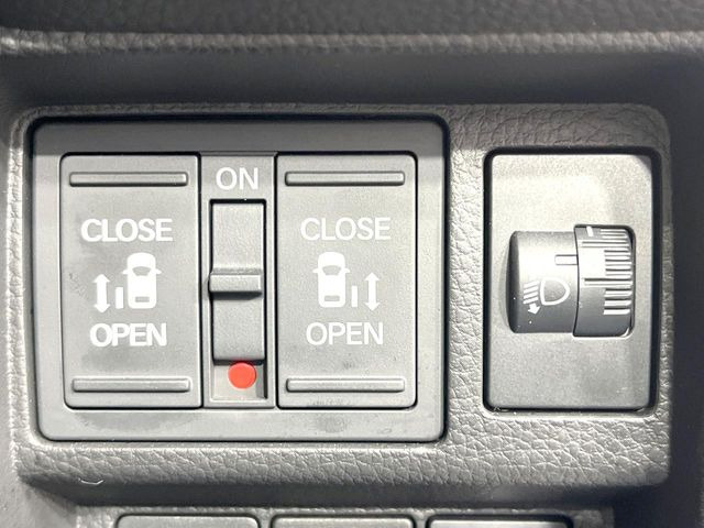 【両側パワースライドドア】スマートキーや運転席のスイッチで後席両側スライドドアの開閉が可能♪電動だから力を入れてドアを開ける必要が無く、小さなお子様でも簡単に開け閉めでき快適です♪