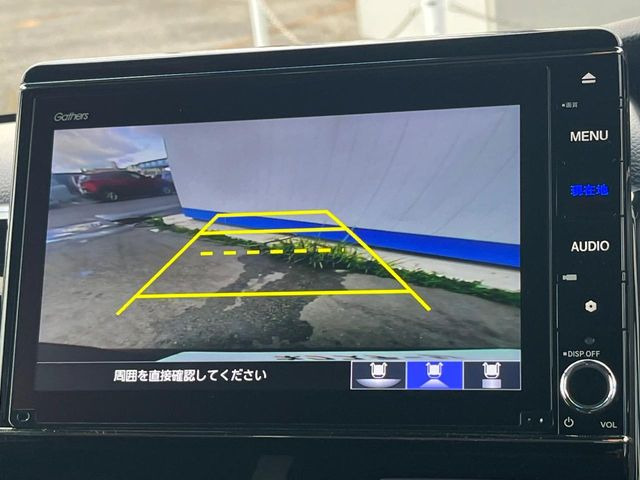 【バックカメラ】駐車時に後方がリアルタイム映像で確認できます。大型商業施設や立体駐車場での駐車時や、夜間のバック時に大活躍!運転スキルに関わらず、今や必須となった装備のひとつです!
