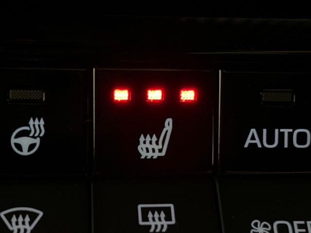 【シートヒーター】寒い日に重宝するシートヒーター!エアコンより早く温まってくれるので寒がりの人も安心ですね♪エアコンの温風は乾燥するから苦手、という方にもをおすすめです。