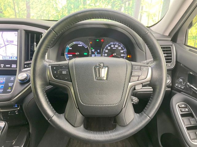 �C���e���A�ɍ��킹���f�U�C���̃X�e�A�����O�́A�^�]�������̂��Ƃ��l���A�^�]���₷���`��A�傫���ł��B�����x�A���ۂɐG���Ă��m���߂��������B