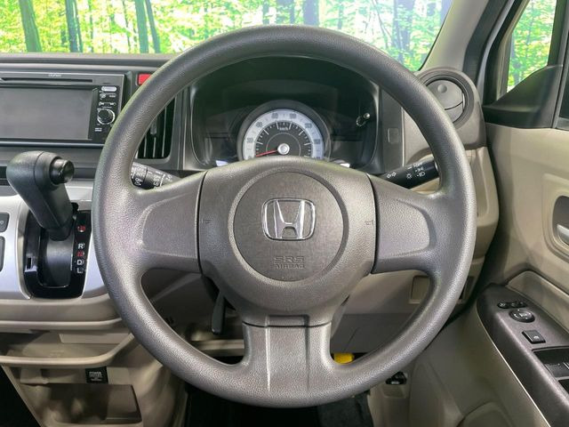 �C���e���A�ɍ��킹���f�U�C���̃X�e�A�����O�́A�^�]�������̂��Ƃ��l���A�^�]���₷���`��A�傫���ł��B�����x�A���ۂɐG���Ă��m���߂��������B