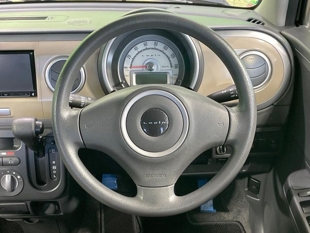 �C���e���A�ɍ��킹���f�U�C���̃X�e�A�����O�́A�^�]�������̂��Ƃ��l���A�^�]���₷���`��A�傫���ł��B�����x�A���ۂɐG���Ă��m���߂��������B