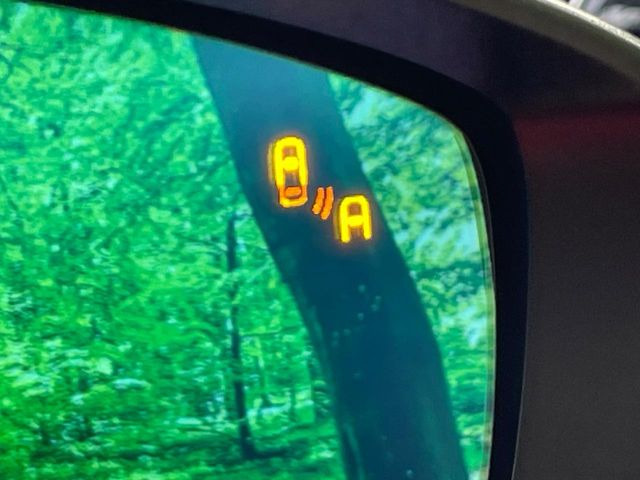 【ブラインドスポットモニタリング】走行中、ドアミラーの死角になりやすい箇所に後続車が接近するとサイドミラー付近に警告を表示、ドライバーに注意喚起をしてくれます。